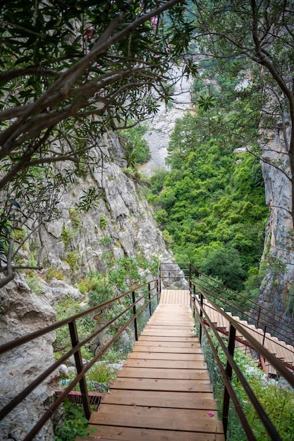 Cânion Sapadere com caminhos de madeira nas montanhas Taurus perto de Alanya Turquia