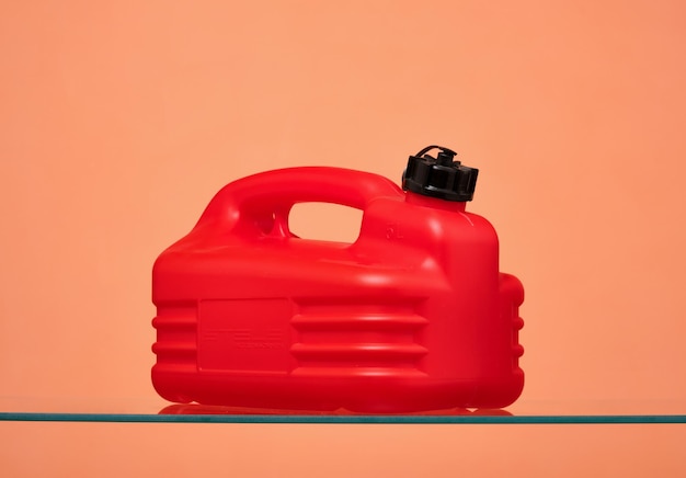 Foto canister de plástico vermelho ideia da crise do petróleo