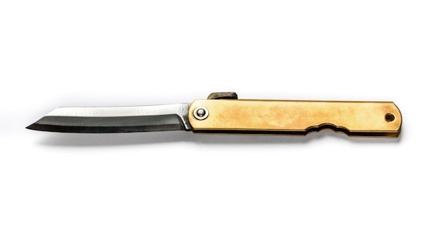 Canivete de bolso tradicional japonês higonokami isolado no fundo branco