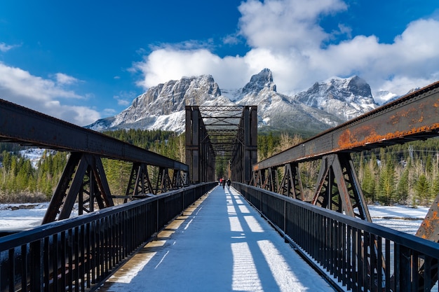 Canmore Engine Bridge in der frühen Wintersaison an einem sonnigen Morgen. Landschaft in Alberta, Kanada.