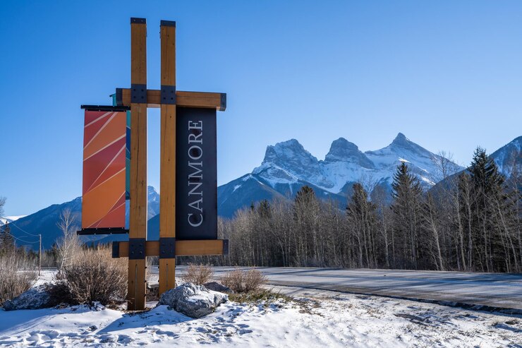 Canmore Town Sign The Three Sisters ridge cordillera en el fondo Canadian Rockies Alberta