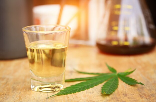 Cannabis con aceite en la mesa del experimento.