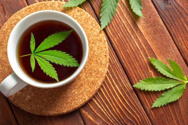 Cannabis herbal tea e folhas de maconha