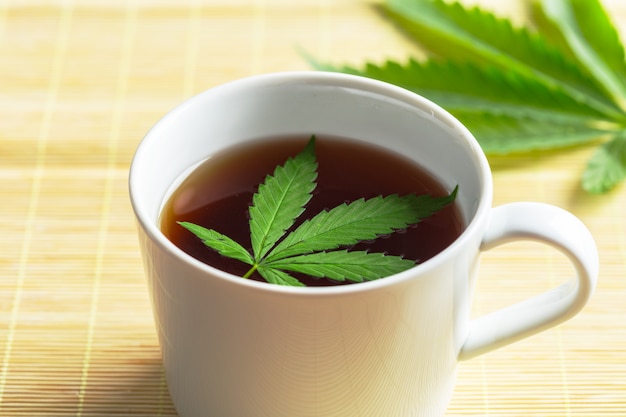 Cannabis Kräutertee und Marihuana Blätter