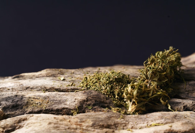 Cannabis seco en una mesa de madera