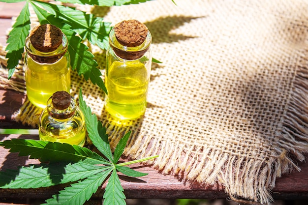 Cannabisextrakt ätherisches Öl in einer kleinen Flasche. Selektiver Fokus. Natur.