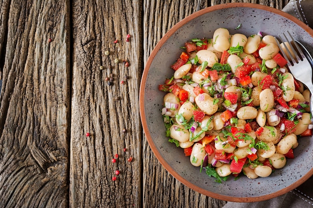 Cannellinisalat der weißen Bohne. Veganer Salat. Flach liegen. Ansicht von oben.