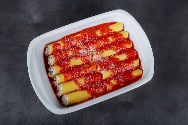 Cannelloni auf einer Platte mit Fleisch- und Tomatensauce