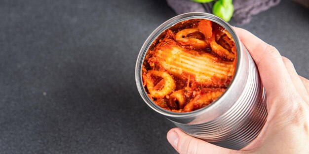 Cannelloni in einer Dose köstliche Snack-Mahlzeiten auf dem Tisch kopieren Raum Lebensmittel Hintergrund