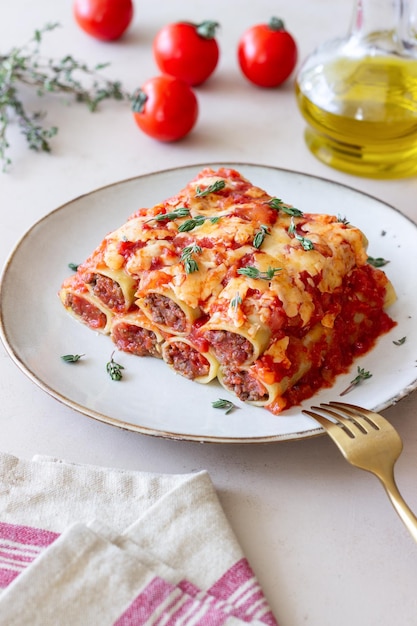 Cannelloni mit Fleischkäse Tomaten und Thymian italienische Küche
