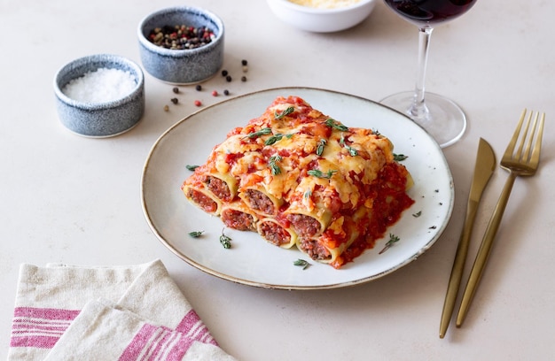 Cannelloni mit Fleischkäse Tomaten und Thymian italienische Küche