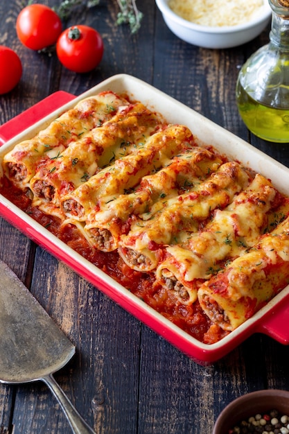 Cannelloni mit Fleischkäse Tomaten und Thymian italienische Küche