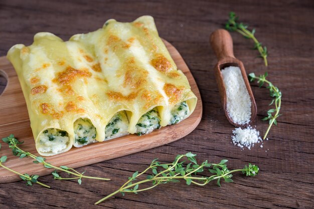 Cannelloni mit Ricotta und Spinat auf dem Holzbrett