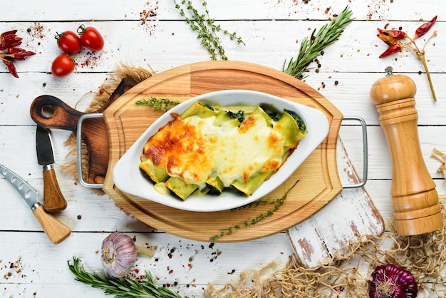 Cannelloni-Paste gebacken mit Spinat-Sahne-Sauce-Käse italienische Küche Draufsicht Freier Kopierbereich