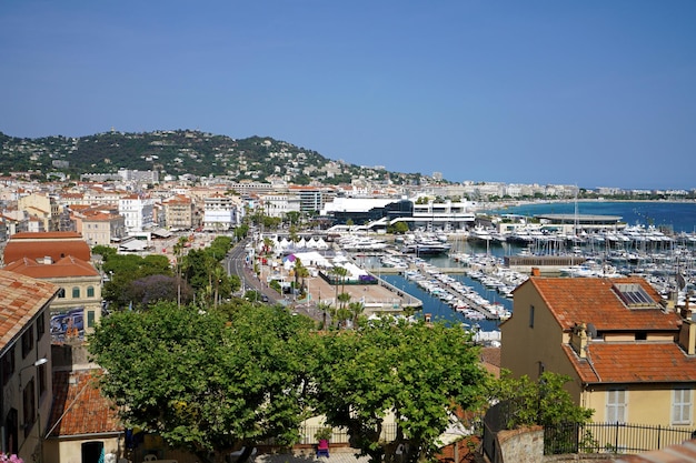 CANNES FRANÇA 17 DE JUNHO DE 2022 Paisagem urbana de Cannes com porto e iates ancorados na França