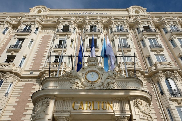 Foto cannes frankreich 25. oktober 2017 blick auf den vordereingang des berühmten carlton international hotel am croisette boulevard in cannes frankreich