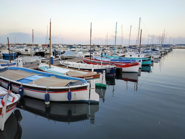 Cannes Kleine bunte Boote vor Anker im Hafen