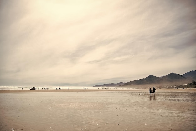 Cannon Beach Landschaft Oregon USA Sommerurlaub Menschen zu Fuß am Strand