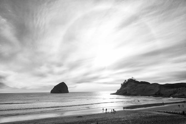 Cannon beach paisaje oregon estados unidos soleado día nublado vacaciones de verano