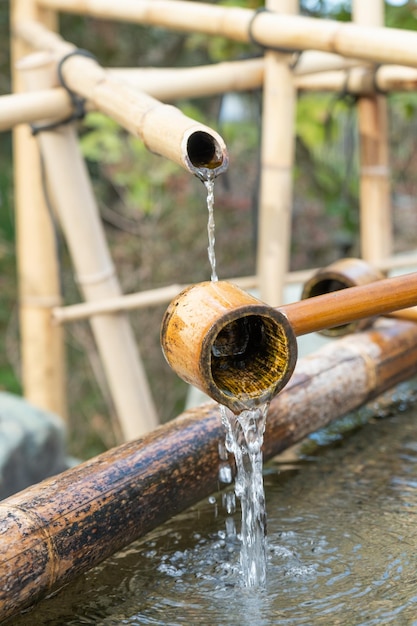 Foto cano de água e bacia para limpeza em um santuário em kyoto, japão