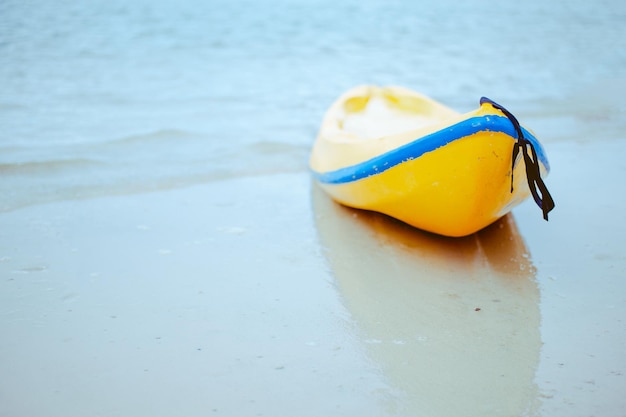 Canoa em uma bela praia.