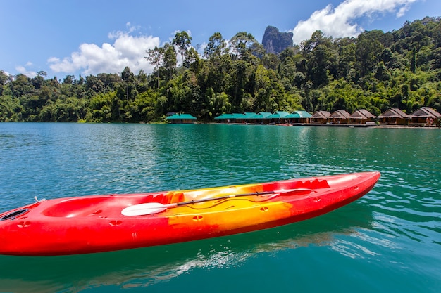 Canoa en un hermoso lago de montaña bosque y atracciones naturales del río en Khao Sok Natio
