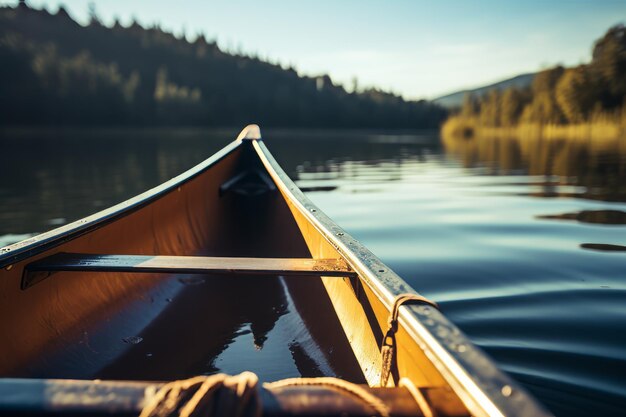 Canoa en un lago barco de madera kayak en el agua verano canoa kayak otoño viajando calma fresca