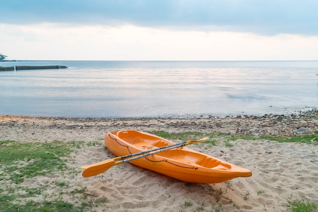 Canoa na praia