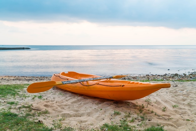 Canoa na praia