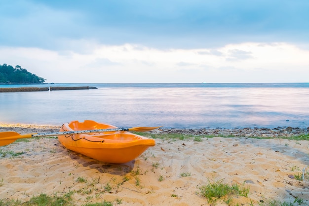 Canoa na praia