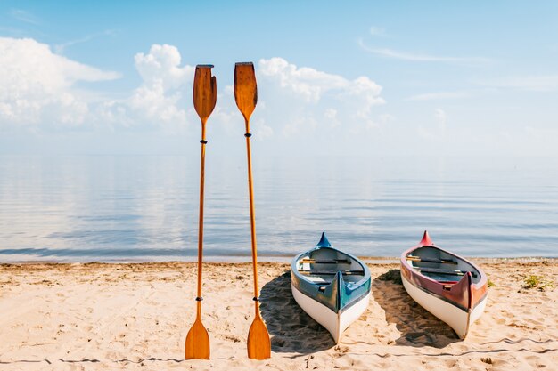 Canoa en la playa en un día soleado de verano