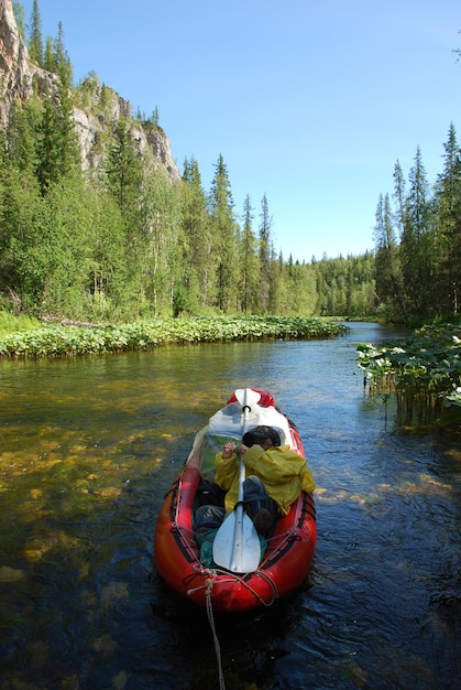 Canoa en el río en los bosques vírgenes de Komi