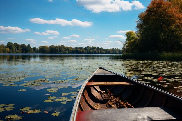 Canoagem em um lago com flores de lírio