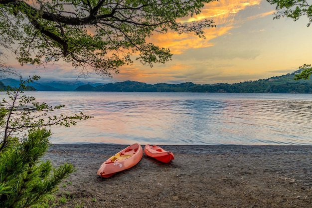 Canoas al lado del lago al atardecer