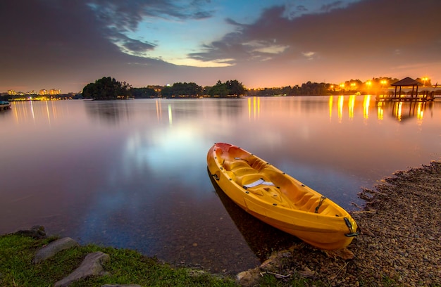 Canoas amarradas en el lago durante la puesta del sol