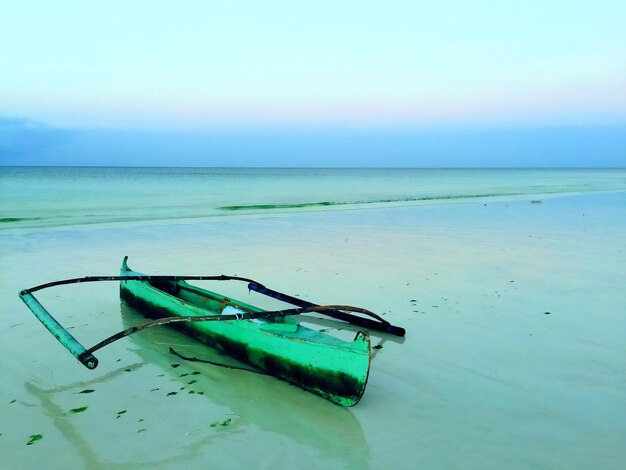 Foto canoas de desembarque na costa