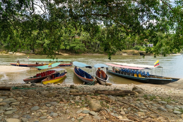 Canoas na praia de misahualli, província de napo, equador