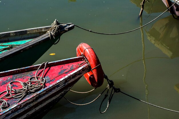 Foto canoas de pesca ancladas en el río en saubara en el estado de bahía