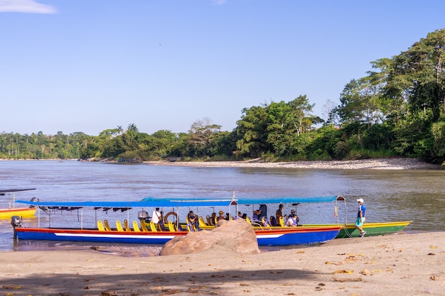 Canoas en la playa de Misahuallí, provincia de Napo, Ecuador