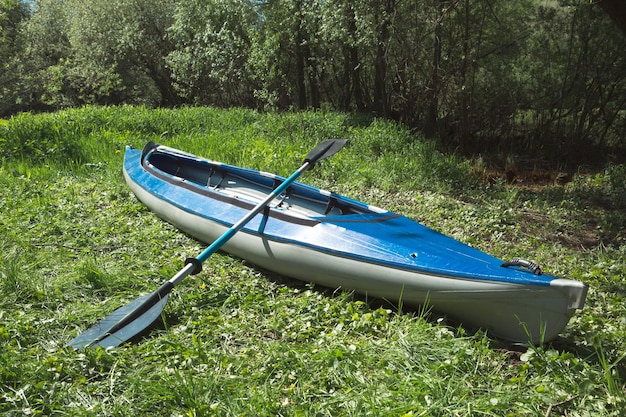 Canoas turísticas com remos ficam na costa do rio no verão em uma caminhada na água Rafting em barcos infláveis e caiaque duplos e triplos viagem em família aventura extrema no verão