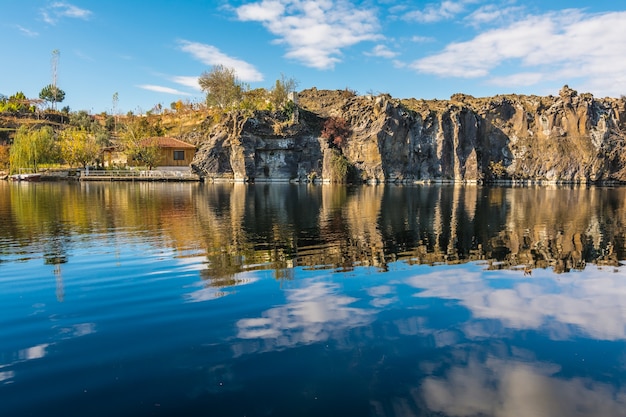 Cañón de Adala en otoño con hojas de otoño en los árboles que refleja en un hermoso estanque. Izmir Provnce, Turquía