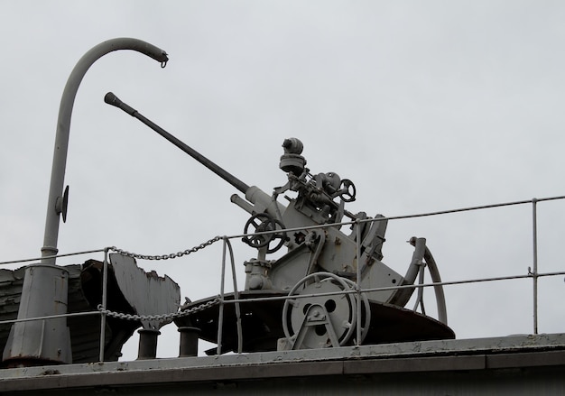 Cañón antiaéreo en la cubierta de un barco