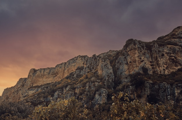 Cañón atravesado por un río al atardecer