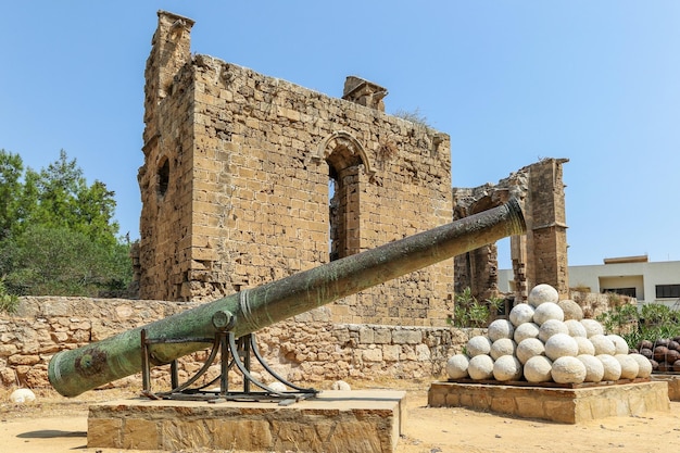 Cañón y balas de cañón en las ruinas de la ciudad de Famagusta en la República Turca del Norte de Chipre