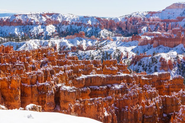 Cañón de Bryce con nieve en invierno.