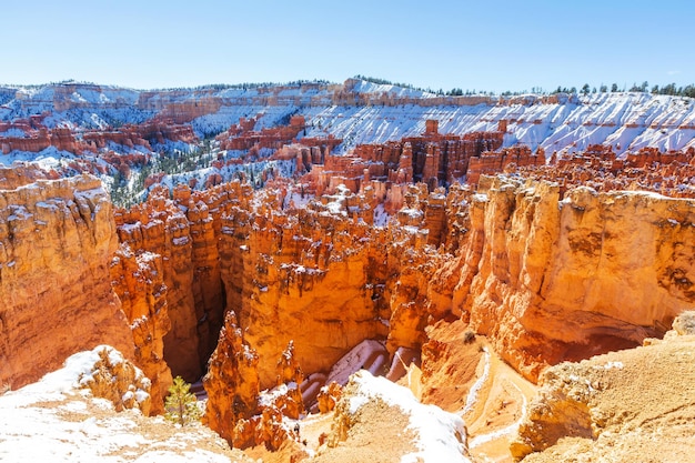 Cañón de Bryce con nieve en invierno.