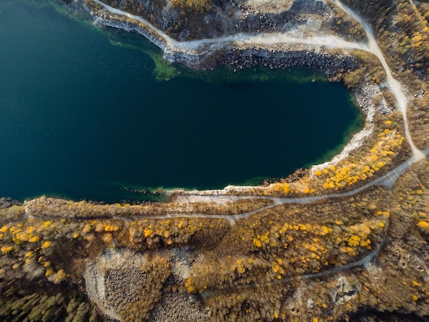 El cañón y la cantera del lago del bosque de otoño desde arriba La vista del parque Ruskeala desde el dron