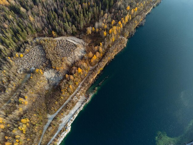 El cañón y la cantera del lago del bosque de otoño desde arriba La vista del parque Ruskeala desde el dron