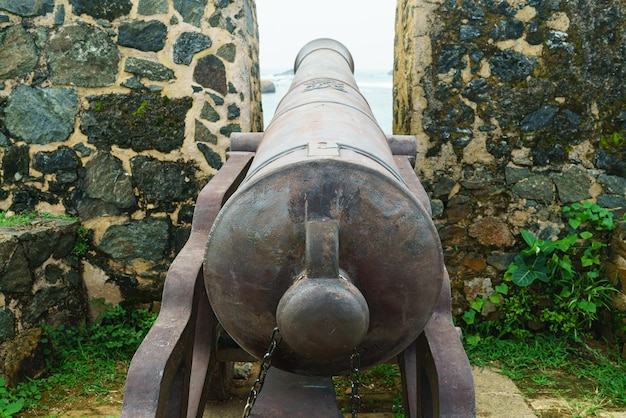 Foto un cañón en el casco antiguo de fort santiago.