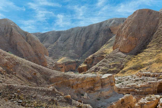 Cañón del cauce del río OG al amanecer en Israel